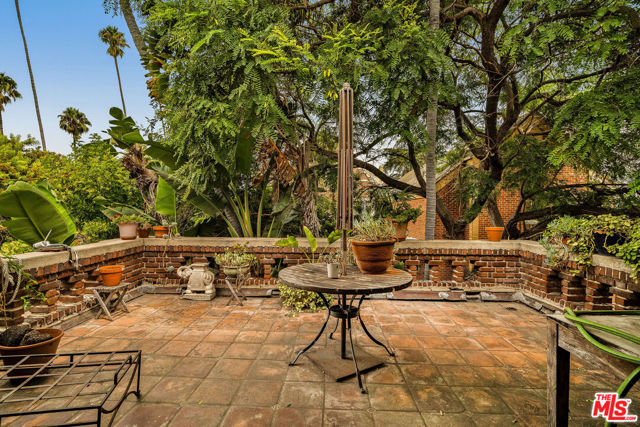 1130 Westchester Place, Los Angeles CA: https://media.crmls.org/mediaz/4144d4fb-75f5-4920-927b-58ba80ca2f6e.jpg