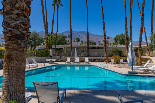 26 Lakeview Circle, Palm Springs CA: https://media.crmls.org/mediaz/41473f9e-6e21-4c17-9de7-e4370ba6f100.jpg