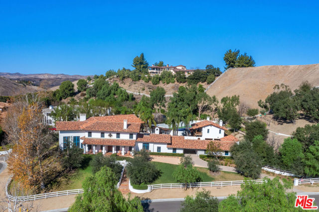 25127 Jim Bridger Road, Hidden Hills CA: https://media.crmls.org/mediaz/41489684-8386-4656-ad57-1bd2367b0463.jpg