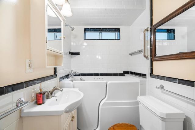 36333635 Webster Street, San Francisco CA: https://media.crmls.org/mediaz/414961ab-dc40-44b3-9324-373acaef69c7.jpg