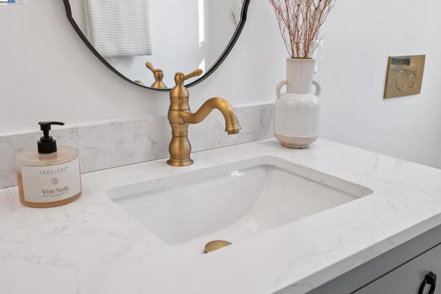 1728 Cambridge Dr, Alameda CA: https://media.crmls.org/mediaz/41497495-2d53-4200-987d-e87ed81d1f22.jpg