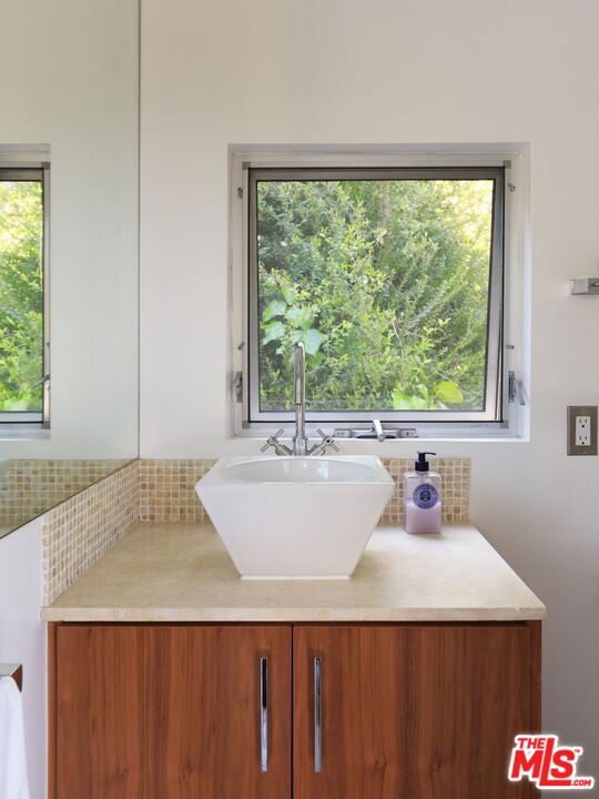 14622 Valley Vista Boulevard, Sherman Oaks CA: https://media.crmls.org/mediaz/414a0a42-f320-4c29-9f9b-4ad57a1c56d0.jpg