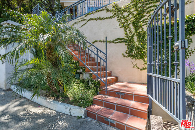 941 N Norman Place, Los Angeles CA: https://media.crmls.org/mediaz/414bc00f-6ace-4377-901f-3b71bf76d455.jpg