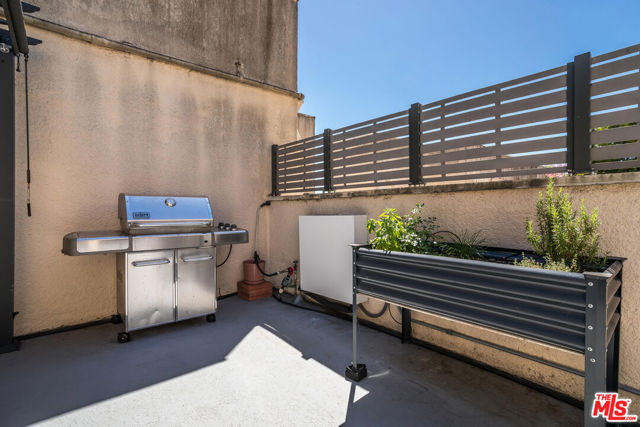 410 S Barrington Avenue, Los Angeles CA: https://media.crmls.org/mediaz/414cb548-5e25-4b98-ae77-ec5780d18787.jpg