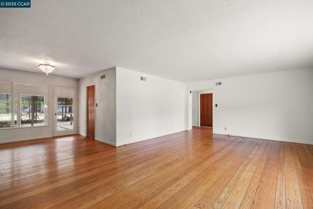 305 Overhill Rd, Orinda CA: https://media.crmls.org/mediaz/414ee654-8f23-4bc4-8464-2fa1c88c9939.jpg