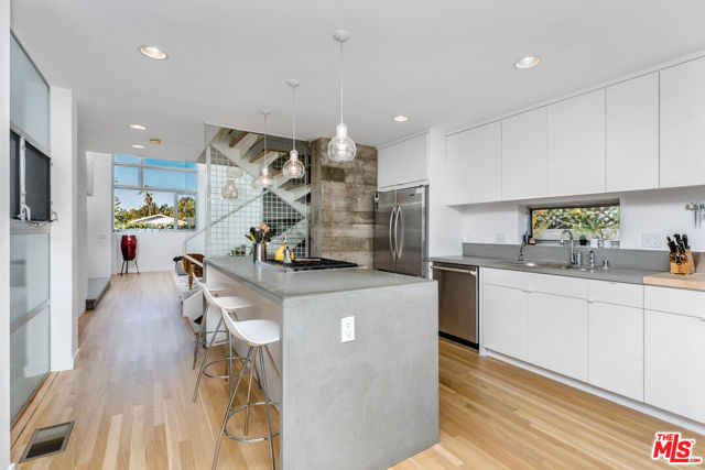 552 Grand Boulevard photo 3