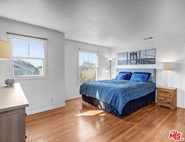 830 E Kensington Road, Los Angeles CA: https://media.crmls.org/mediaz/414fac5e-00a3-4c4b-b2bd-34367ede0864.jpg