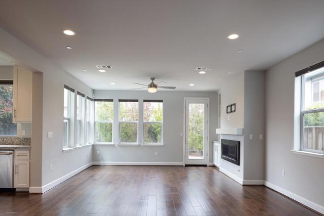 2727 Sea Glass Avenue, Marina CA: https://media.crmls.org/mediaz/414fb171-e347-4db7-b272-f6f070573df6.jpg