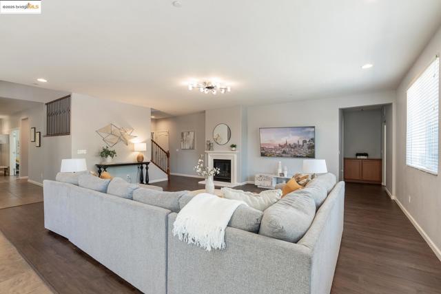 719 Monte Verde Ln, Brentwood CA: https://media.crmls.org/mediaz/414fb7f0-5d57-4e88-b725-393deab6f1e2.jpg