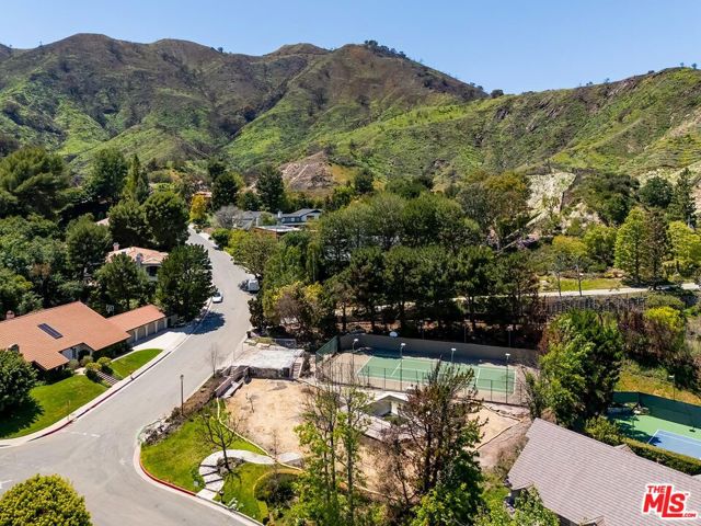 17706 Camino De Yatasto, Pacific Palisades CA: https://media.crmls.org/mediaz/41509b02-fe23-4de6-a93f-86f96ef22f2f.jpg