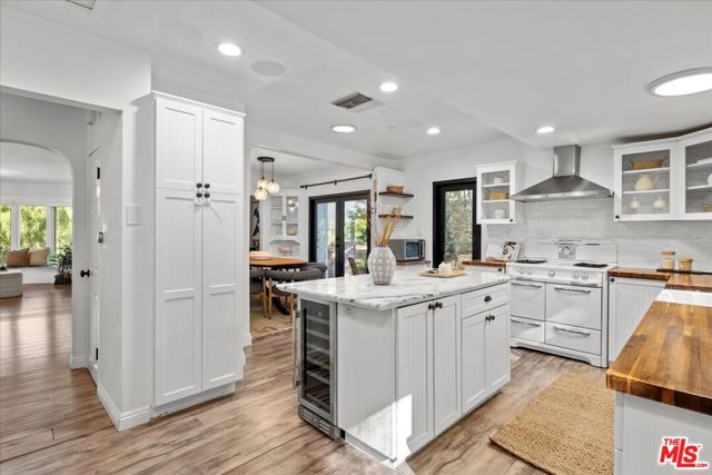 4104 Saugus Avenue, Sherman Oaks CA: https://media.crmls.org/mediaz/41513f13-2770-4665-9b96-8c4a7edf90ce.jpg