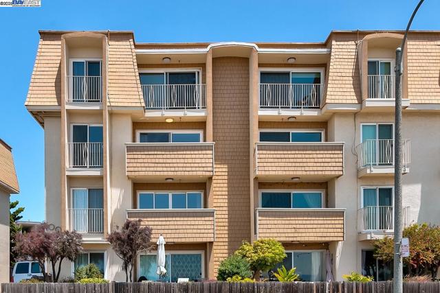 1001 Shoreline Dr, Alameda CA: https://media.crmls.org/mediaz/41531264-7cdd-468d-b96e-a00b7f6ee1a7.jpg