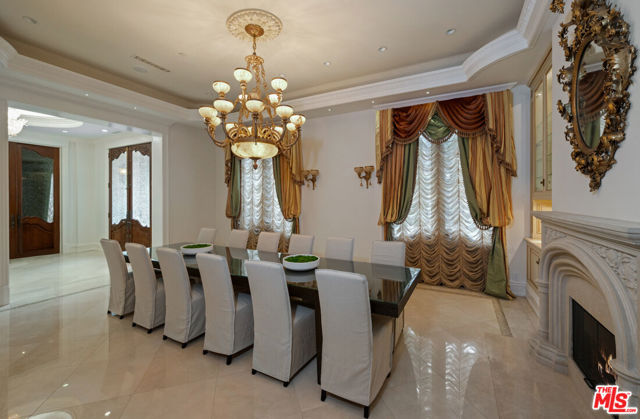 1021 N Crescent Drive, Beverly Hills CA: https://media.crmls.org/mediaz/41555d97-26a5-4ea1-ad7c-129b6abf6ff1.jpg