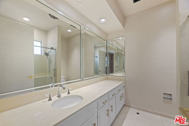 1860 Loma Vista Drive, Beverly Hills CA: https://media.crmls.org/mediaz/4155b3be-ec46-43d6-8da7-9d54caa69207.jpg