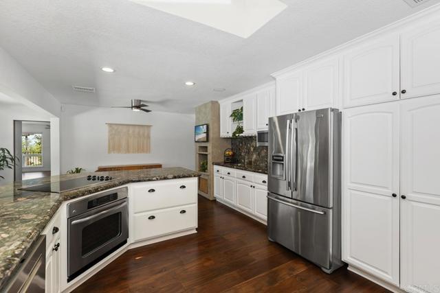 2085 Valley View Boulevard, El Cajon CA: https://media.crmls.org/mediaz/4156115a-7ef2-462d-9e60-bdf81240d286.jpg