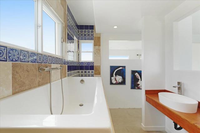 1004 W Cliff Drive, Santa Cruz CA: https://media.crmls.org/mediaz/41564028-bd42-4f75-8956-f057ab2c3915.jpg