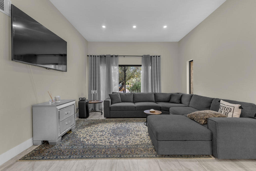 5803 Los Santos Drive #19