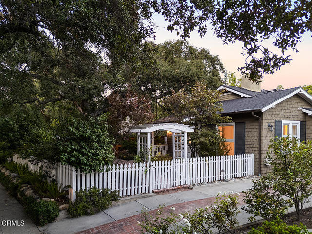 782 S Arroyo Boulevard, Pasadena CA: https://media.crmls.org/mediaz/4156de1d-390f-4b6d-89ec-f169fe2c723f.jpg