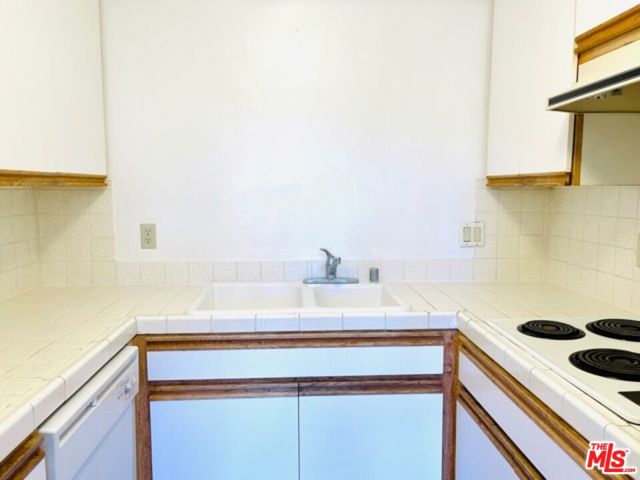 11789 Montana Avenue, Los Angeles CA: https://media.crmls.org/mediaz/41586063-5ed1-4c88-8b6e-fe9232240944.jpg