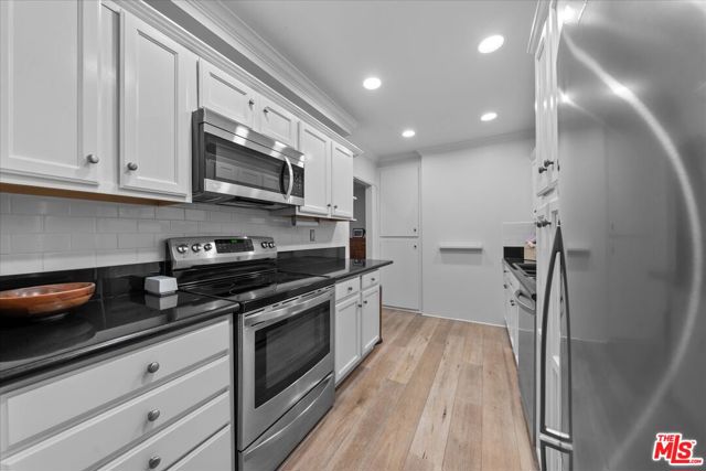 927 N Kings Road, West Hollywood CA: https://media.crmls.org/mediaz/415ae9d2-cd49-4ae3-9214-5cfd45f82bd2.jpg