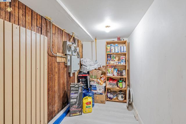 2530 Market St, Oakland CA: https://media.crmls.org/mediaz/415aea01-15a9-4e6e-8105-958c5b57451f.jpg
