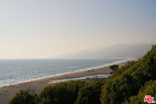 29500 Heathercliff Road, Malibu CA: https://media.crmls.org/mediaz/415c7f21-5d15-4788-ba93-d85947cca714.jpg