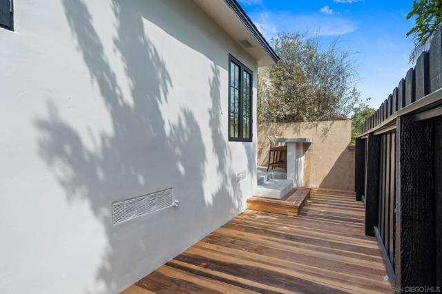 375 E Avenue, Coronado CA: https://media.crmls.org/mediaz/415e9a2a-8005-4753-ba5a-97f7a80c64bf.jpg