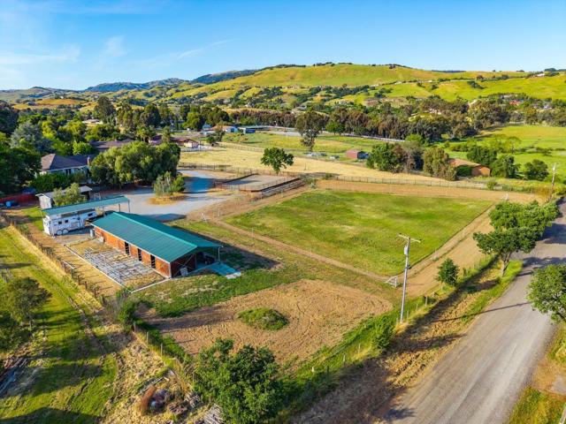 9900 Walter Welsher Court, Gilroy CA: https://media.crmls.org/mediaz/415f75df-a8d7-4217-be97-270846e48c75.jpg