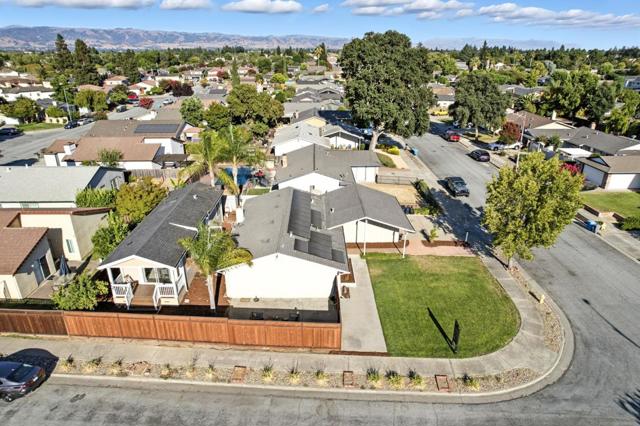 1297 Chesbro Way, Gilroy CA: https://media.crmls.org/mediaz/41600e36-df80-4d8f-a258-18161b766f8c.jpg