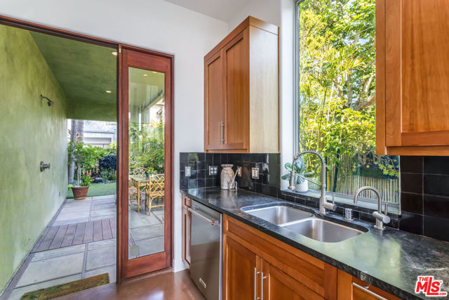 2336 Boone Avenue, Venice CA: https://media.crmls.org/mediaz/416306c6-e924-47b6-a7ce-e72b1b38e0fc.jpg