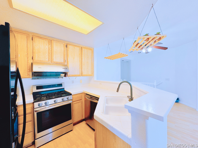 11892 Scripps Creek DR, San Diego CA: https://media.crmls.org/mediaz/4163a926-caf6-4c34-94a0-beafcafb615e.jpg