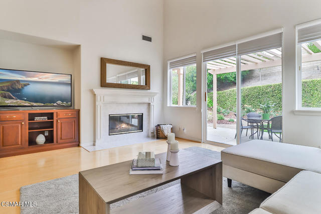 2746 Autumn Ridge Drive, Thousand Oaks CA: https://media.crmls.org/mediaz/416485a8-dc32-4099-b4d2-c063a7e7fd4c.jpg