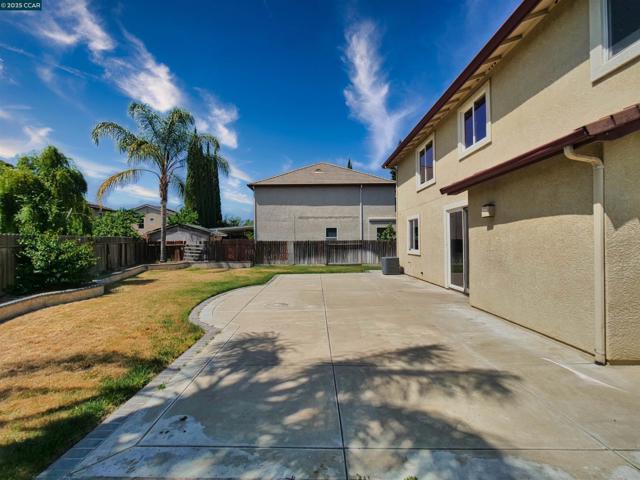 2035 Pasado Avenue, Manteca CA: https://media.crmls.org/mediaz/416593a8-ebf8-46fe-ab3f-bae401ce858e.jpg