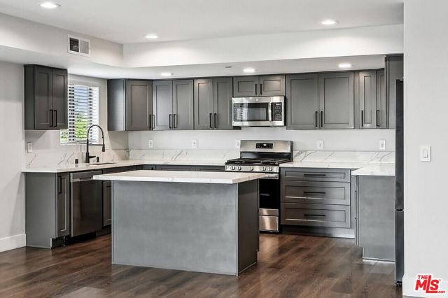 819 E La Palma Drive, Inglewood CA: https://media.crmls.org/mediaz/4165e81d-0ab7-413c-ac23-1912665464e3.jpg