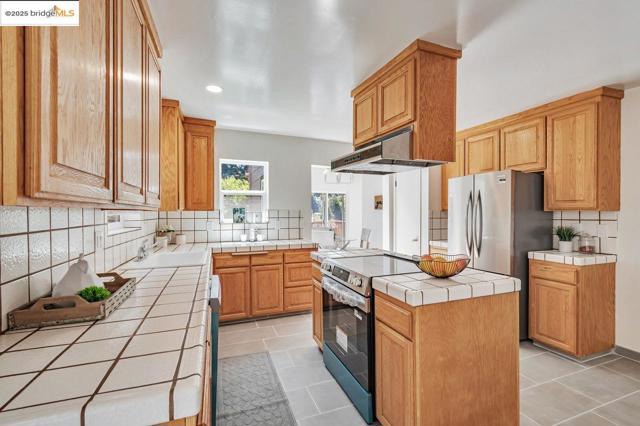 6659 Exeter Dr, Oakland CA: https://media.crmls.org/mediaz/4166d286-74ff-47b3-bfdc-48e106e44d96.jpg
