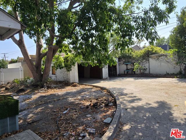 143 S Highland Avenue, Los Angeles CA: https://media.crmls.org/mediaz/41672975-6444-481b-bff3-4faf4d07eb9b.jpg
