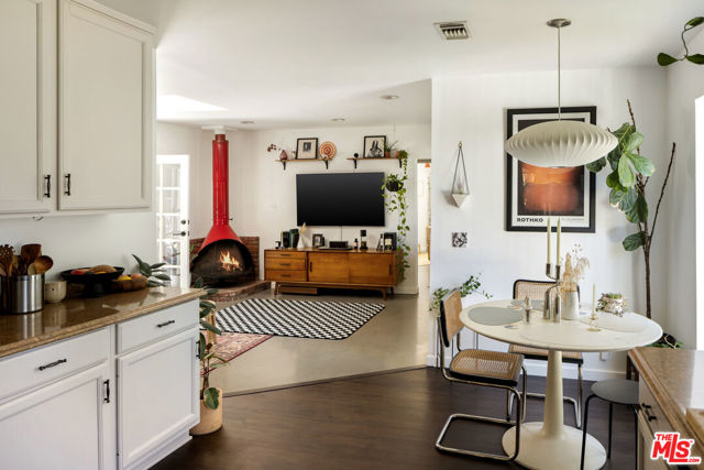 7815 Denivelle Road, Sunland CA: https://media.crmls.org/mediaz/4167875f-6a41-4f45-ae86-763c3fe7a42e.jpg