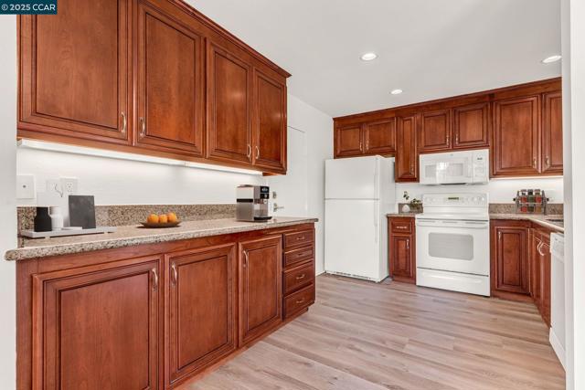 440 Canyon Woods Pl, San Ramon CA: https://media.crmls.org/mediaz/4167924f-0c9d-4e53-8b11-1fc509eb5cd3.jpg