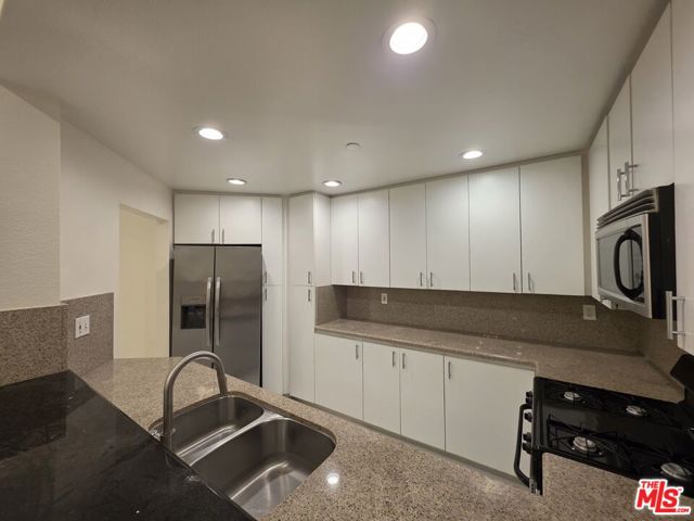 12000 Goshen Avenue, Los Angeles CA: https://media.crmls.org/mediaz/41686847-ee5f-48b1-a7c1-90bbd4e735f1.jpg