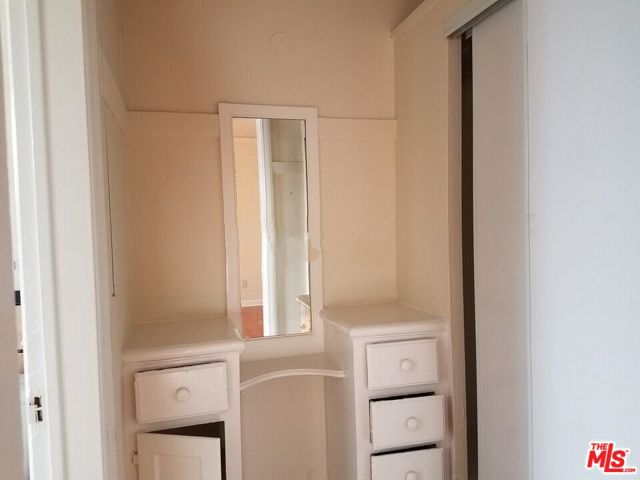 607 S Dunsmuir Avenue, Los Angeles CA: https://media.crmls.org/mediaz/416872fe-b6a9-4444-8b72-7c69d020d855.jpg
