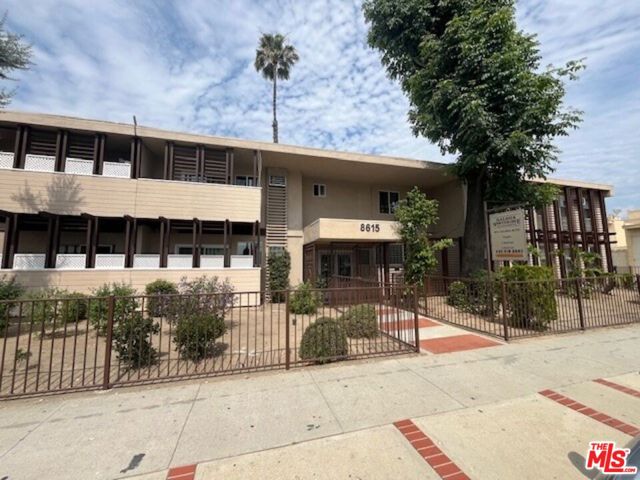 8615 Balboa Boulevard photo 2