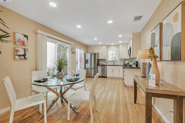 34915 Skylark Dr, Union City CA: https://media.crmls.org/mediaz/41693e43-513f-408a-a6f8-45578b9f3739.jpg