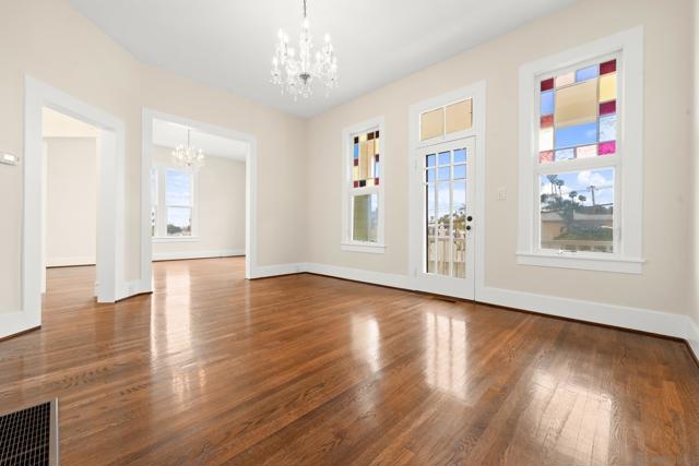 2104 Diamond St, San Diego CA: https://media.crmls.org/mediaz/41699d57-6761-48f7-9bc9-a710471519ae.jpg