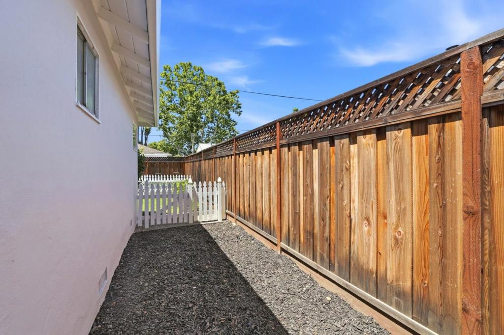 https://media.crmls.org/mediaz/4169f38a-8635-4e18-90fc-7ac2124e7752.jpg?preset=X-Large