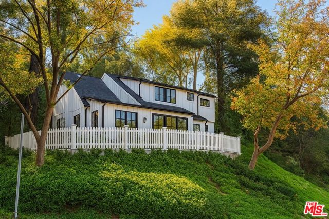 14807 Round Valley Drive, Sherman Oaks CA: https://media.crmls.org/mediaz/416a2750-8acc-42b9-8399-dee30759b960.jpg