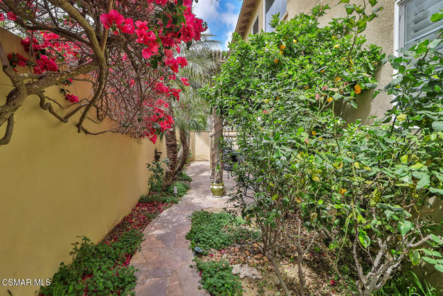 963 Corte Augusta, Camarillo CA: https://media.crmls.org/mediaz/416ab57e-33bf-4a01-8ecb-8c79da124333.jpg