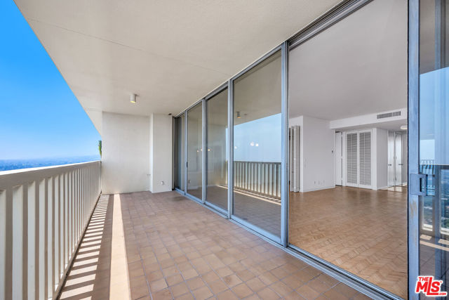 9255 Doheny Road, West Hollywood CA: https://media.crmls.org/mediaz/416bbbc5-65e6-4b13-a2ac-57d087756337.jpg