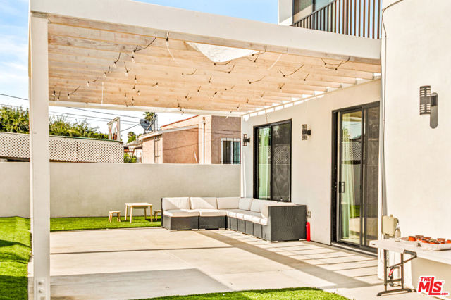 535 N Formosa Avenue, Los Angeles CA: https://media.crmls.org/mediaz/416bfcfe-c606-46dc-a1b0-9eb73926a2ef.jpg