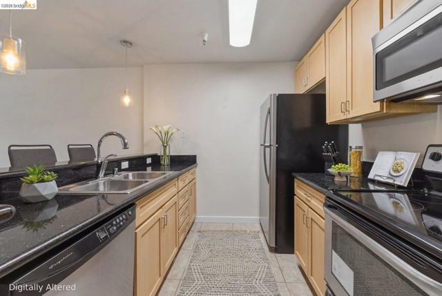 6400 Christie Ave, Emeryville CA: https://media.crmls.org/mediaz/416c9c80-a6cf-48d1-bed4-11f22689acf4.jpg