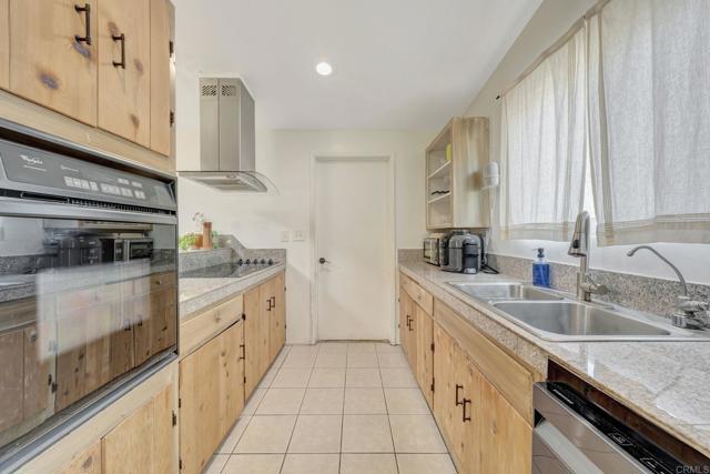 Detail Gallery Image 12 of 26 For 3026 Mission Village Dr, San Diego,  CA 92123 - 3 Beds | 2 Baths